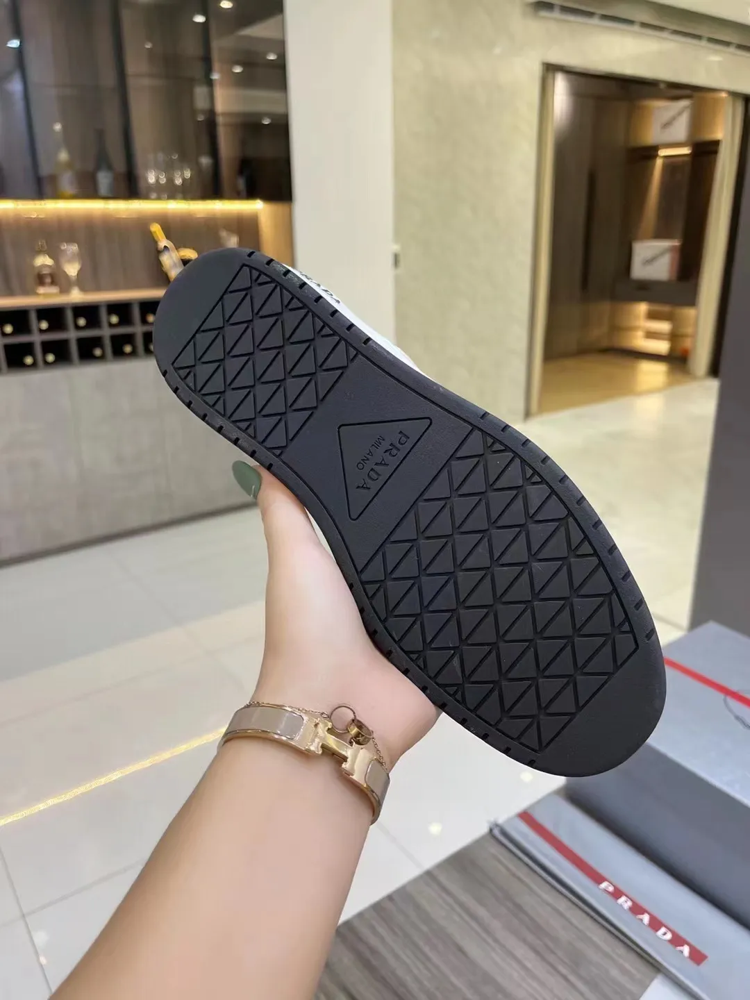 P380 Yuan 38-45 Prada Prada’s new men’s leather sports shoes, the highest version on the market, any comparison is welcome🆚! The original leather has excellent texture and is super high-end! Fetal sheep net lining imported from Italy, removable pad! Luxurious materials and fine workmanship, highly recommended!